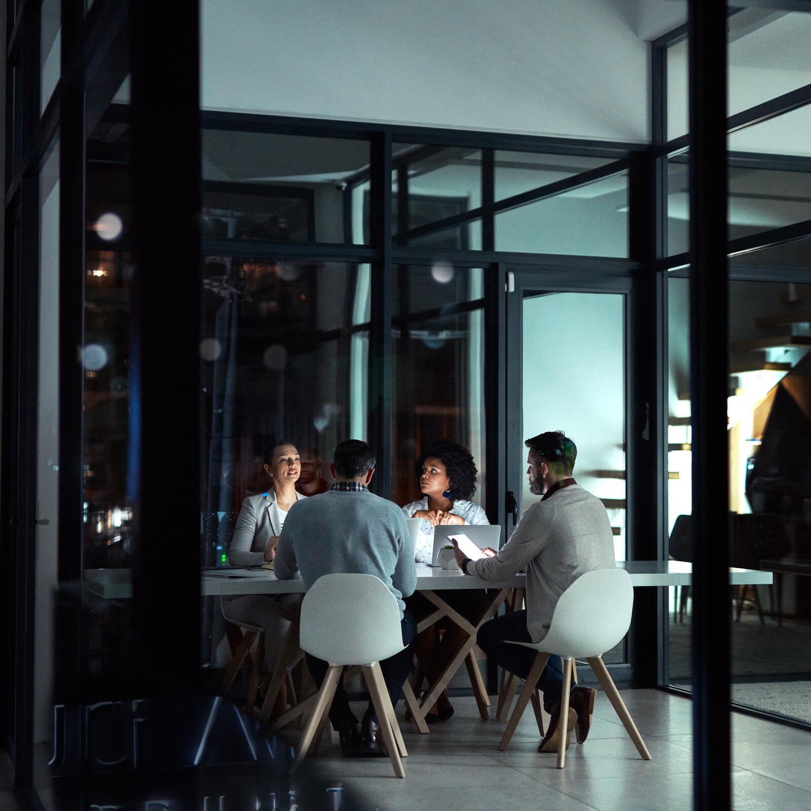 team-meeting-dark4_Square (1)